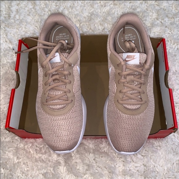 Nike Tanjun Sneakers 7.5 - Picture 3 of 4